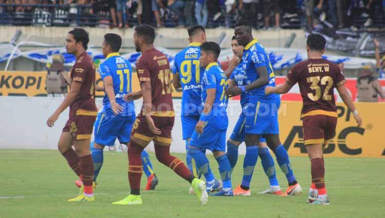 Kick off pertandinga Shopee Liga 1 antara Persib Bandung vs PSM Makassar di Stadion Si Jalak Harupat, Kabupaten Bandung, Minggu (22/12/2019).