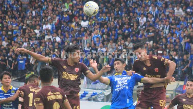 Adu udara antara pemain Persib Bandung vs PSM Makassar di Stadion Si Jalak Harupat, Kabupaten Bandung, Minggu (22/12/2019).