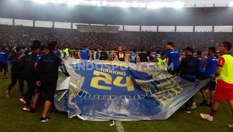 Momen Hariono berpamitan kepada Persib Bandung dalam laga melawan PSM Makassar.