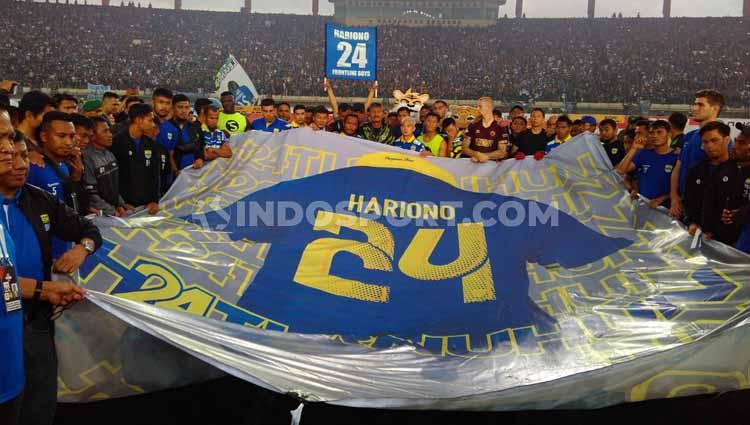 Pemain Persib Bandung, Hariono berpamitan kepada direktur utama PT PBB Glenn T Sugita di Stadion Si Jalak Harupat, Kabupaten Bandung, Minggu (22/12/2019).