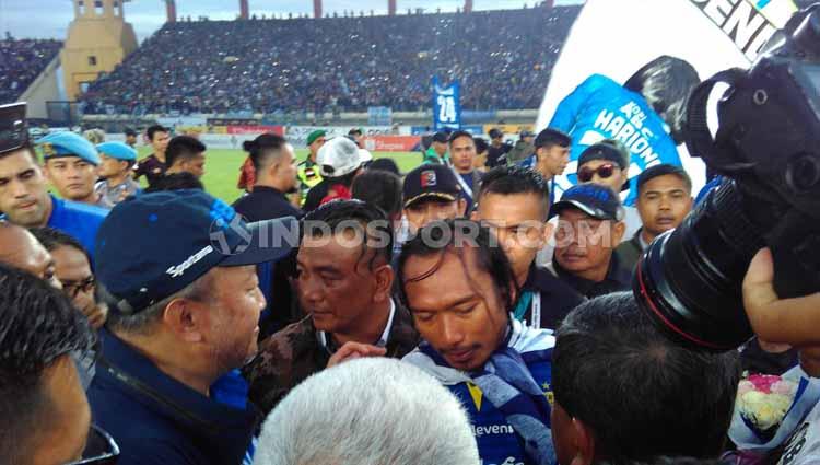 Pemain Persib Bandung, Hariono berpamitan kepada direktur utama PT PBB Glenn T Sugita di Stadion Si Jalak Harupat, Kabupaten Bandung, Minggu (22/12/2019).
