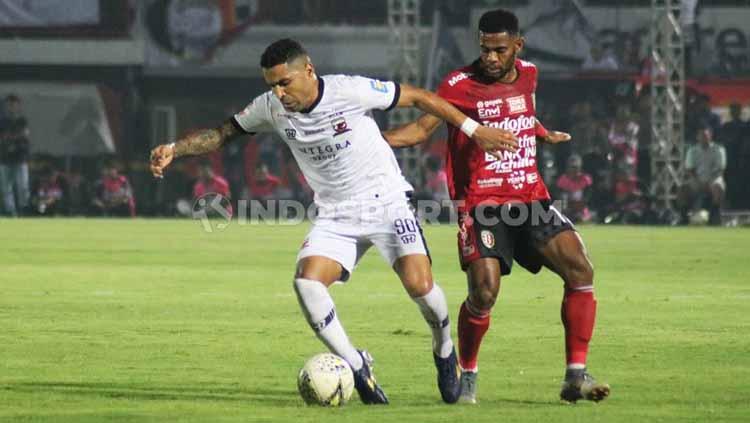 Pergerakan penyerang Madura United, Beto Goncalves dikawal ketat winger Bali United, Yabes Roni dalam laga pekan ke-34 Shopee Liga 1 2019 di Stadion Kapten I Wayan Dipta, Gianyar, Minggu (22/12/19). Copyright: Nofik Lukman Hakim/INDOSPORT