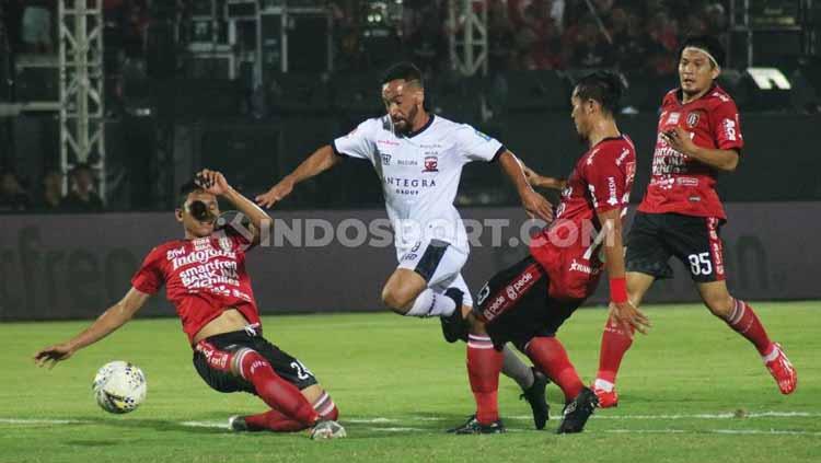 Diego Assis (tengah) saat melawan Bali United di Liga 1 2019 lalu.