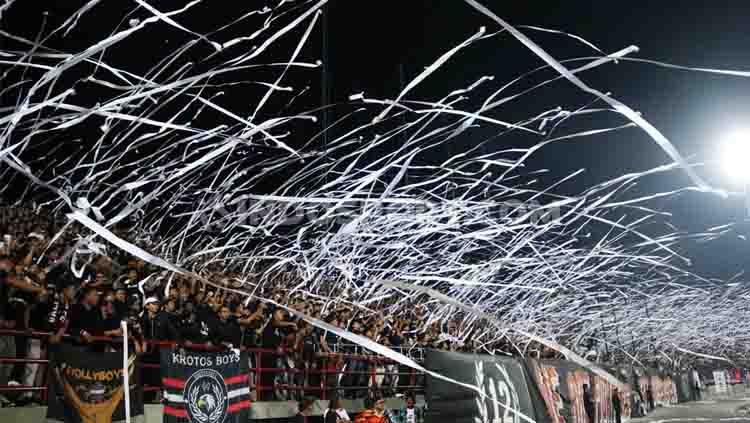 Dukungan penuh puluhan ribu suporter Bali United mendapatkan sorotan akun media Inggris.