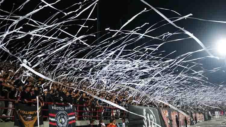 Ribuan roll paper dilemparkan suporter Bali United, North Side Boys (NSB) 12, pada awal laga pekan ke-34 Shopee Liga 1 2019 di Stadion Kapten I Wayan Dipta, Gianyar, Minggu (22/12/19). Foto: Nofik Lukman Hakim/INDOSPORT