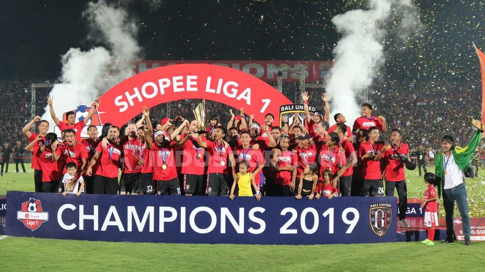 Prosesi penyerahan trofi juara Liga 1 2019 kepada Bali United di Stadion Kapten I Wayan Dipta. - INDOSPORT
