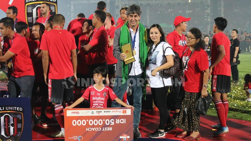 Stefano Cugurra Teco bersama istri dan anaknya usai dinobatkan sebagai pelatih terbaik Liga 1 2019.