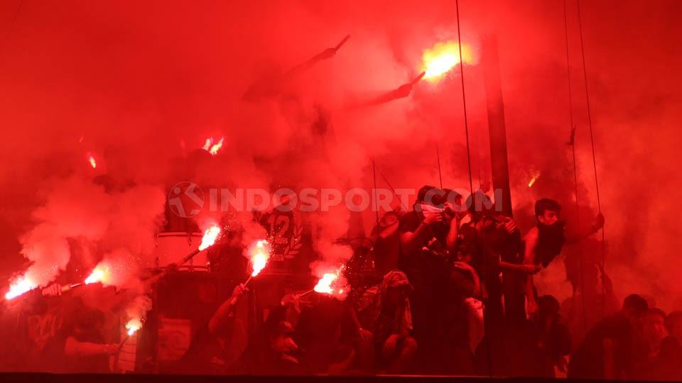 Suporter Bali United merayakan gelar juara dengan pesta flare di Stadion Kapten I Wayan Dipta. Foto: Nofik Lukman Hakim/INDOSPORT