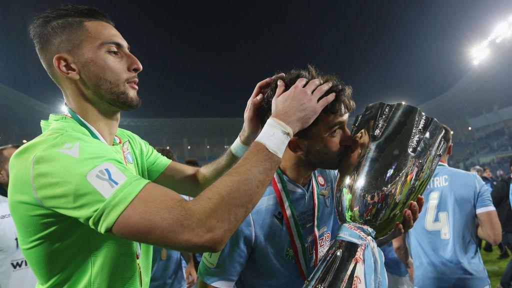 Danilo Cataldi dan Thomas Strakosha merayakan keberhasilan mereka mengalahkan Juventus di Piala Super Italia