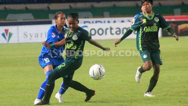 Pemain Persib Putri dan Tira Persikabo Kartini berebut bola pada leg pertama final Liga 1 Putri 2019 di Stadion Si Jalak Harupat, Kabupaten Bandung, Minggu (22/12/2019).