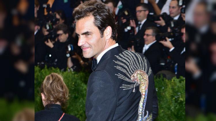 Roger Federer hadiri ajang fashion bergengsi Met Gala 2017 dengan jas kobra buatan Gucci.