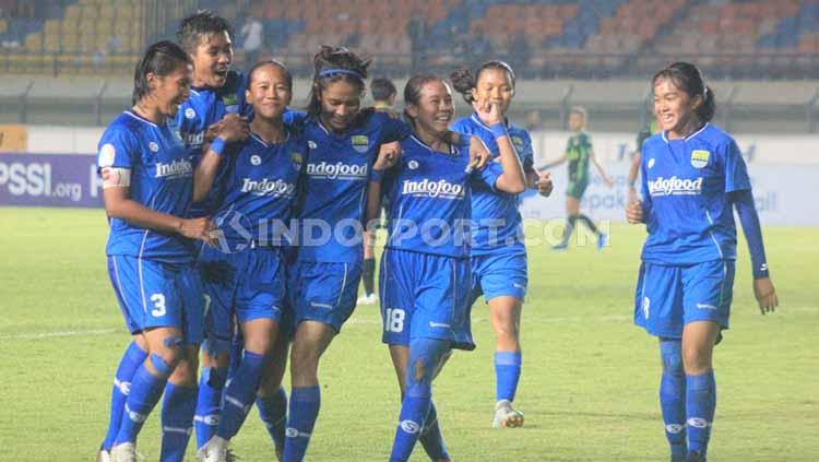 Pemain Persib Putri, merayakan gol Nurul Inayah ke gawang Tira Persikabo Kartini di Stadion Si Jalak Harupat, Kabupaten Bandung, Minggu (22/12/2019).