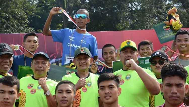 Peraih emas SEA Games 2019 Filipina, Letda Agus Prayogo (baju biru), foto bersama dengan Pangdam I/BB, Ketua KONI Sumut dan Kadispora Sumut usia juara satu Bukit Barisan Run 2019, Medan, Minggu (22/12/2019). - INDOSPORT