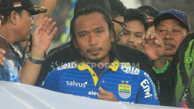 Wajah sedih Hariono di laga terakhirnya bersama Persib Bandung di Liga 1. Copyright: Arief Rahman/INDOSPORT