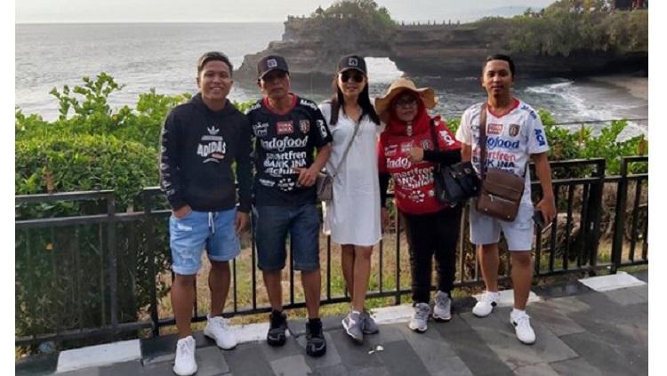 Bintang Liga 1, Fahmi Al Ayyubi (paling kiri), berlibur bareng keluarganya ke Tanah Lot, Tabanan, Bali, Rabu (25/12/19).