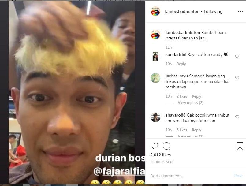 Fajar Alfian mengecet rambutnya dengan warna kuning terang. Copyright: Instagram Lambe Badminton