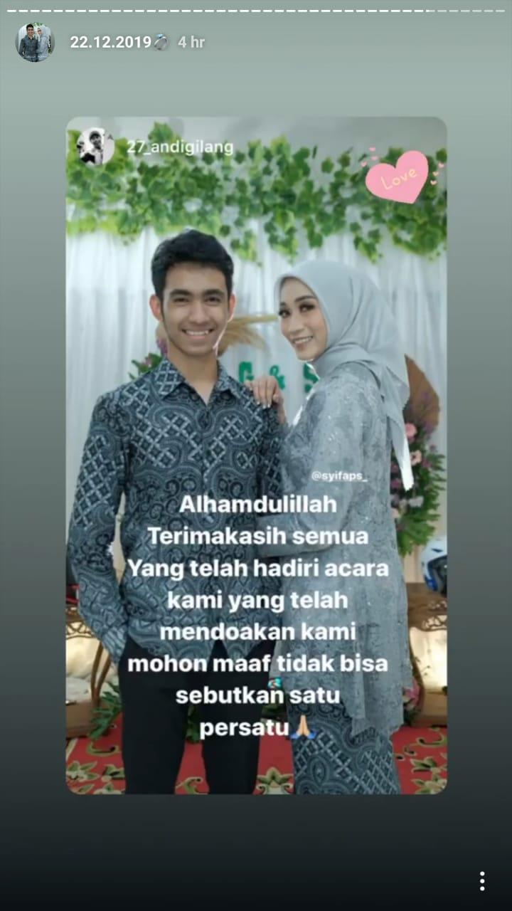 Pembalap Indonesia, Andi Gilang, melamar sang kekasih. Copyright: Instagram Story Andi Gilang
