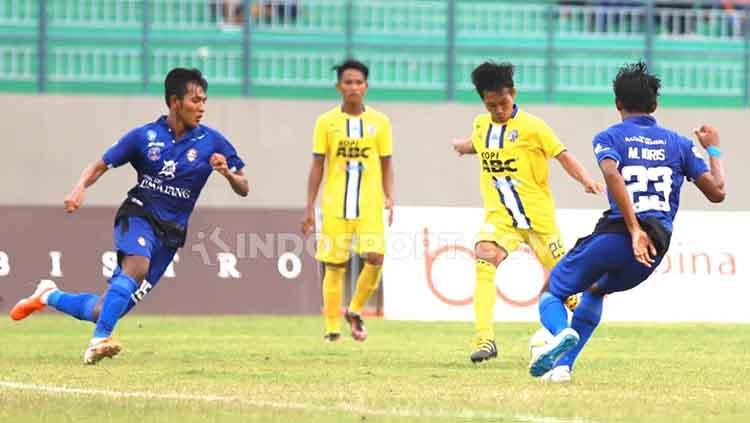 Tim Semeru FC Lumajang (biru) berhasil menyandang status sebagai tim promosi Liga 2 musim 2020 nanti. - INDOSPORT