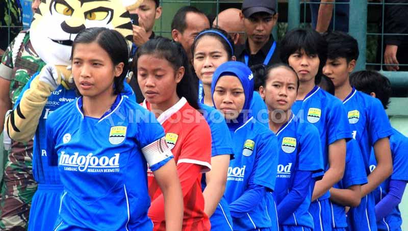 Kapten Persib Putri, Een Sumarni bersama pemain lainnya di Stadion Siliwangi, Kota Bandung beberapa waktu lalu. - INDOSPORT