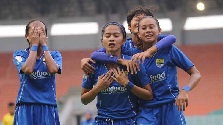 Nurul Inayah (kedua dari kiri) mencetak gol pertama PERSIB Putri ke gawang PS Tira Persikabo di Liga 1 Putri. - INDOSPORT