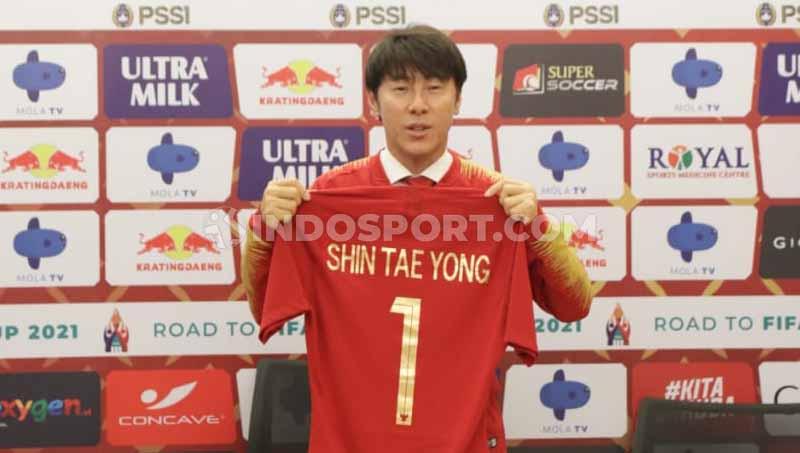 Pelatih Timnas Indonesia asal Korea Selatan, Shin Tae-yong diperkenalkan oleh PSSI di Stadion Pakansari pada Sabtu (28/12/19) lalu. - INDOSPORT