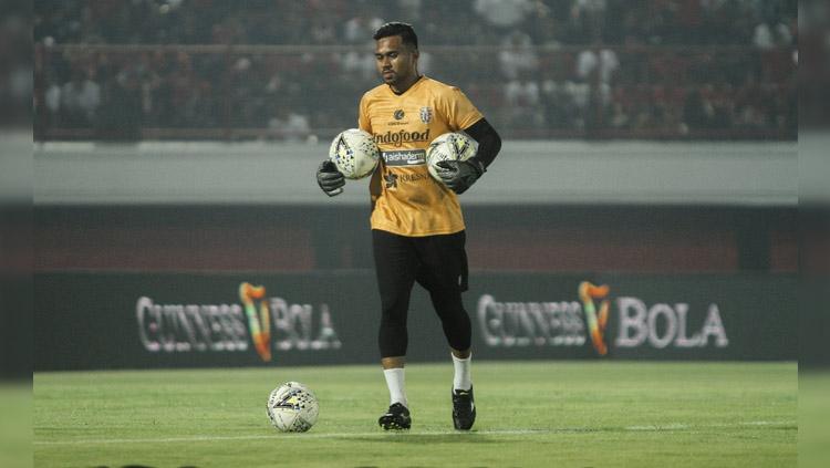 Kiper klub Liga 1 Bali United, Samuel Reimas mengapresiasi donasi masker yang dilakukan timnya bersama salah satu sponsor. - INDOSPORT