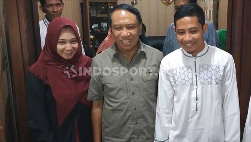 Evan Dimas didampingi calon istri Zahra Hakim dan Menpora Zainuddin Amali di rumahnya, Sabtu (28/12/19). - INDOSPORT