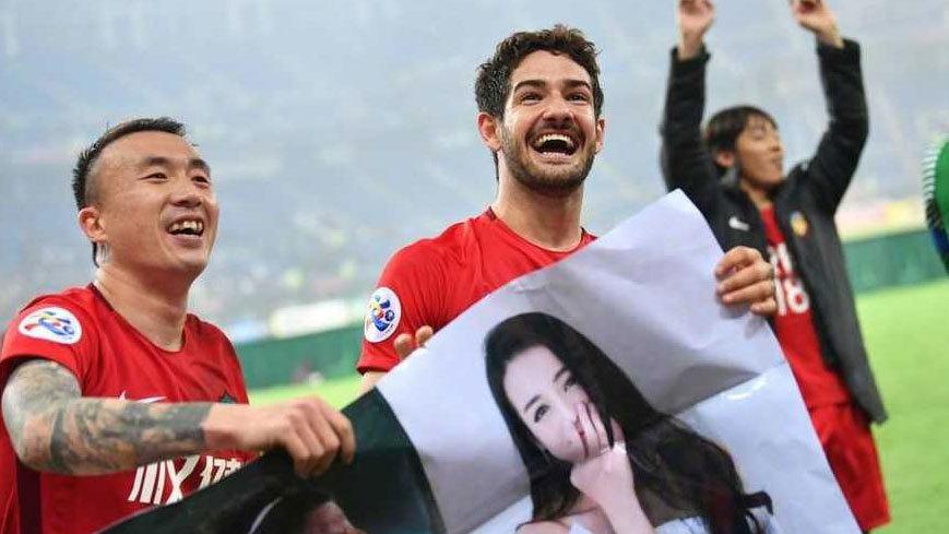 Pemain klub China, Tianjin Quanjian, memamerkan poster Dilraba Dilmurat. Copyright: Marca