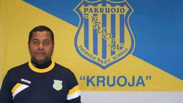 Pelatih asal Portugal Divaldo Alves saat menukangi klub Liga Lithuania FK Kruoja Pakruojis. Copyright: m.redeangola.info