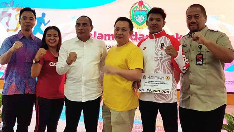 Gubernur Sumut, Edy Rahmayadi (tiga kiri), foto bersama dengan Ketua KBI Sumut, Budiman (tiga kanan) dan Bonatua Lumban Tungkup (dua kanan). - INDOSPORT