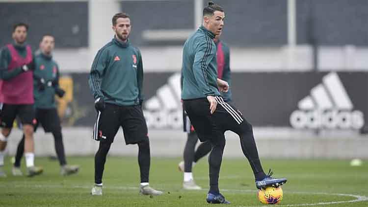 Rambut baru seorang Cristiano Ronaldo Copyright: Daily Mail