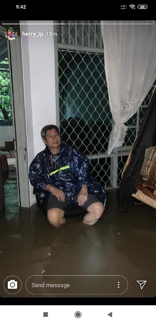 Rumah Herry IP kebanjiran usai hujan lebat mengguyur Jabodetabek. Copyright: Instagram Herry IP