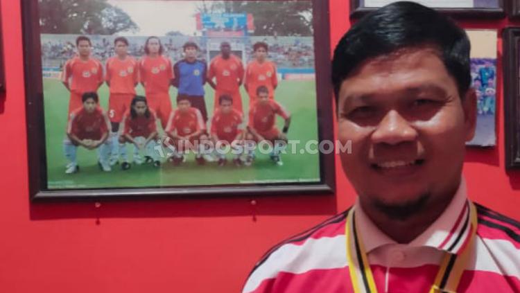 Legenda PSMS Medan, Slamet Riyadi, menggenakan seragam timnas Indonesia dengan kalung medali perunggu SEA Games 1999 sembari menunjukkan foto bersalaman dengan Presiden RI ke-3, B.J Habibie.