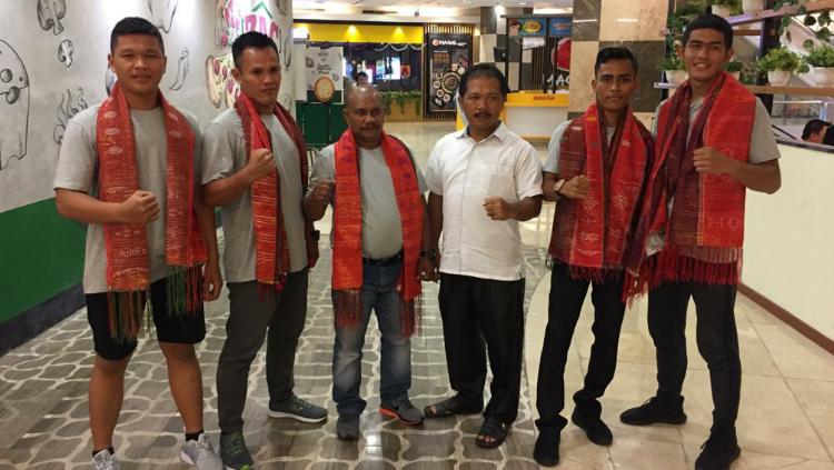 Ketua Pengprov Pertina Sumut, Romein Manalu (baju putih), foto bersama dengan pelatih dan atletnya usai tampil di turnamen di Malaysia. - INDOSPORT
