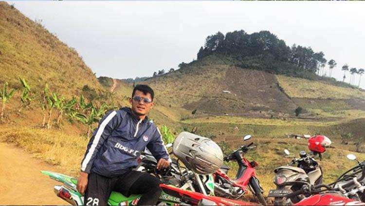 Pemain Persib Bandung Puja Abdillah ketika mendaki gunung. Copyright: Instagram/@puja_alvarest