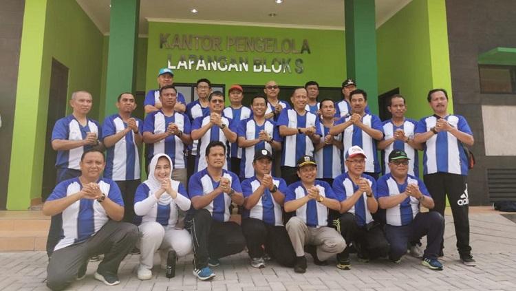 Walikota dan segenap pejabat Pemkot Jakarta Selatan mengenakan jersey PSJS Jakarta Selatan saat meresmikan Lapangan Blok S, Selasa (31/12/19).