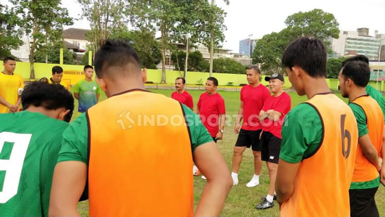 Pelatih anyar PSMS Medan, Philep Hansen, langsung pimpin latihan PSMS usai diperkenalkan sebagai pelatih baru. (Foto: Aldi Aulia Anwar/INDOSPORT)