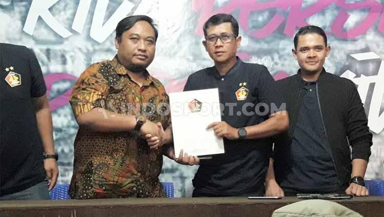Joko Susilo (kedua kanan) saat bersama manajemen Persik Kediri.
