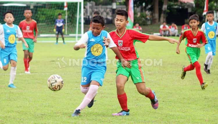 Sebanyak 32 Sekolah Sepak Bola (SSB) mengikuti turnamen bertajuk Kandang Menjangan Cup di Lapangan Markas Grup 2 Kopassus, Sukoharjo. - INDOSPORT