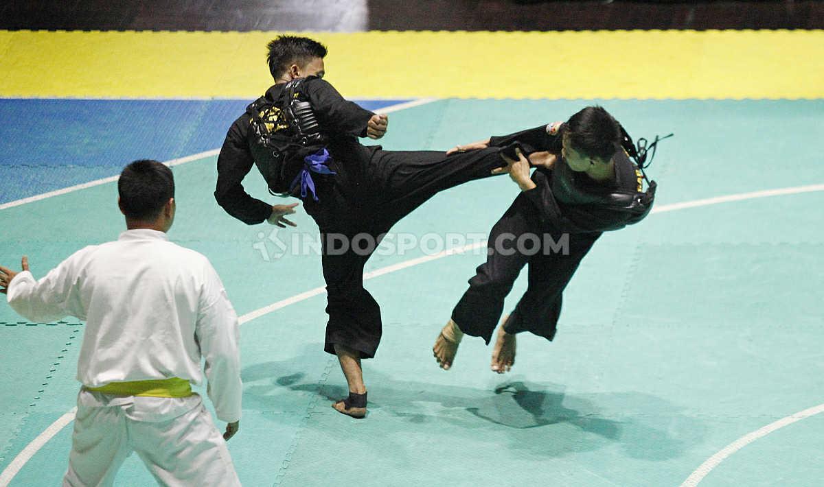 Pesilat Pusdiklat DIY, Manan Rovik (kiri) melancarkan tendangan keras ke lawannya pesilat Banten, Genta Arif pada laga nomer Dewasa B Putra Kejurnas dan Festival III Pagar Nusa di Padepokan Silat TMII, Jakarta, Minggu (05/01/20).