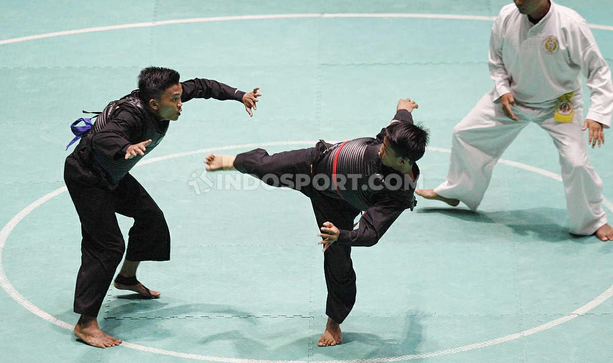 Pesilat Pusdiklat DIY, Manan Rovik (kiri) menghindari tendangan dari lawannya lawannya pesilat Banten, Genta Arif pada laga nomer Dewasa B Putra Kejurnas dan Festival III Pagar Nusa di Padepokan Silat TMII, Jakarta, Minggu (05/01/20).