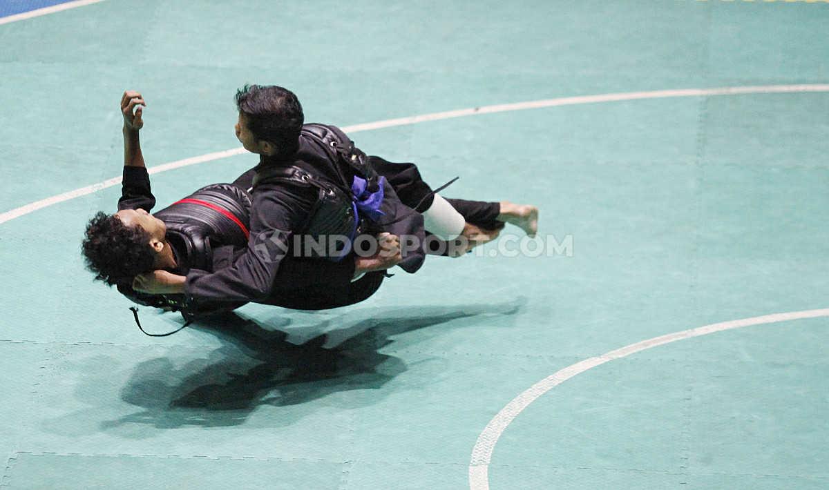 Pesilat Kaliman Tengah, Rudiansyah (kanan) saat berhadapan dengan pesilat DKI Jakarta, Doni Septian pada laga nomer Dewasa B Putra Kejurnas dan Festival III Pagar Nusa di Padepokan Silat TMII, Jakarta, Minggu (05/01/20).