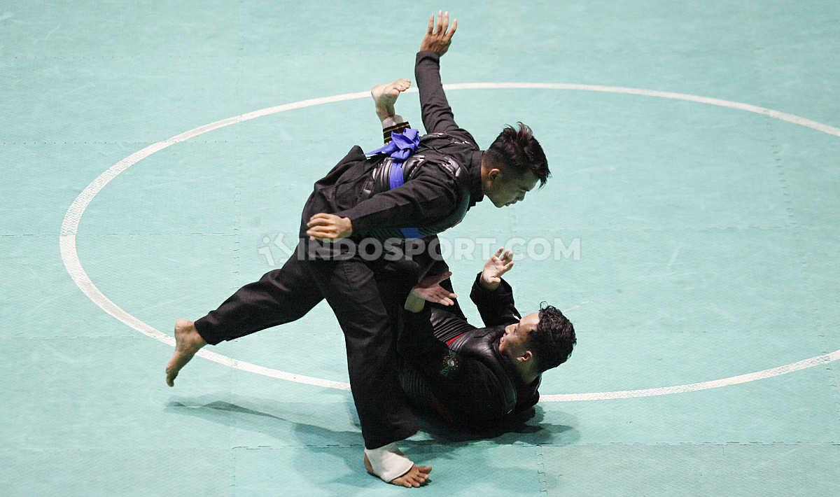 Pesilat Riau, Ardi Jauhari saat berhadapan dengan pesilat Kalimantan Barat Sunan Muhammad pada laga nomer Dewasa B Putra Kejurnas dan Festival III Pagar Nusa di Padepokan Silat TMII, Jakarta, Minggu (05/01/20).