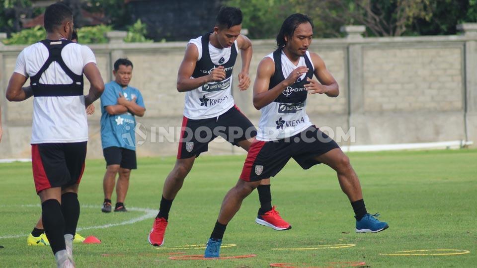 Pemain baru Bali United, Hariono di latihan perdana bersama rekan-rekan setimnya.