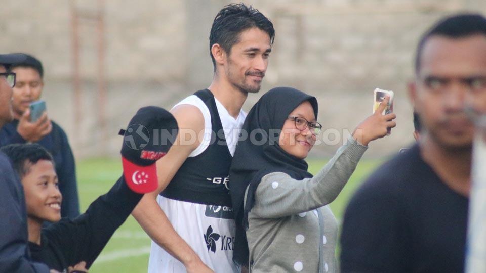 Gavin Kwan Adsit diminta berswafoto dengan salah satu suporter wanita Bali United.