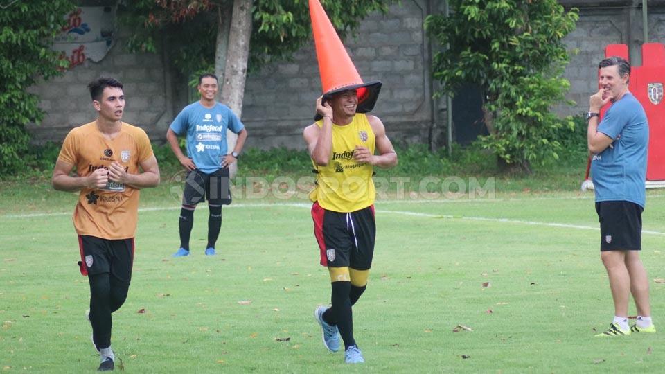 Aksi kocak Wawan Hendrawan yang mengundang tawa rekan-rekannya di latihan perdana Bali United.