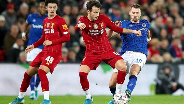 Gelandang Liverpool, Pedro Chirivella saat berusaha melindungi bola dari rebutan pemain Everton. Copyright: Twitter.com/@LFC