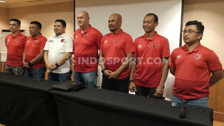 CEO klub Liga 1 PSM Makassar, Munafri Arifuddin (putih), bersama jajaran tim kepelatihan. (Adriyan Adirizky/INDOSPORT) Copyright: Adriyan Adirizky/INDOSPORT