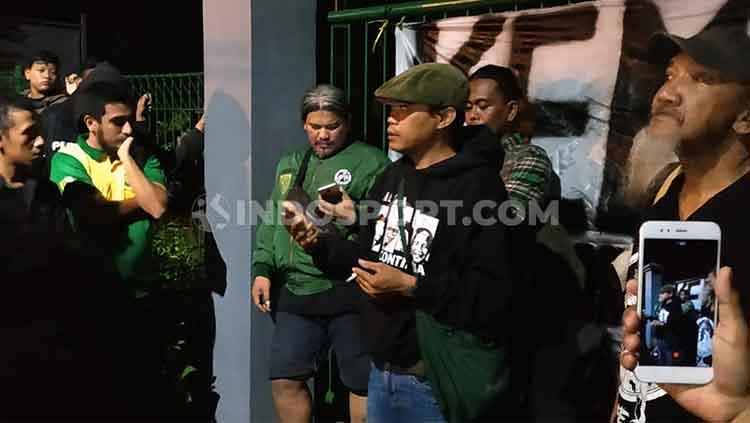 Andi Peci dan sejumlah Bonekmania melakukan konsolidasi, penyamaan visi terkait penggunaan Wisma Persebaya. Minggu (5/1/20). Copyright: Fitra Herdian/INDOSPORT