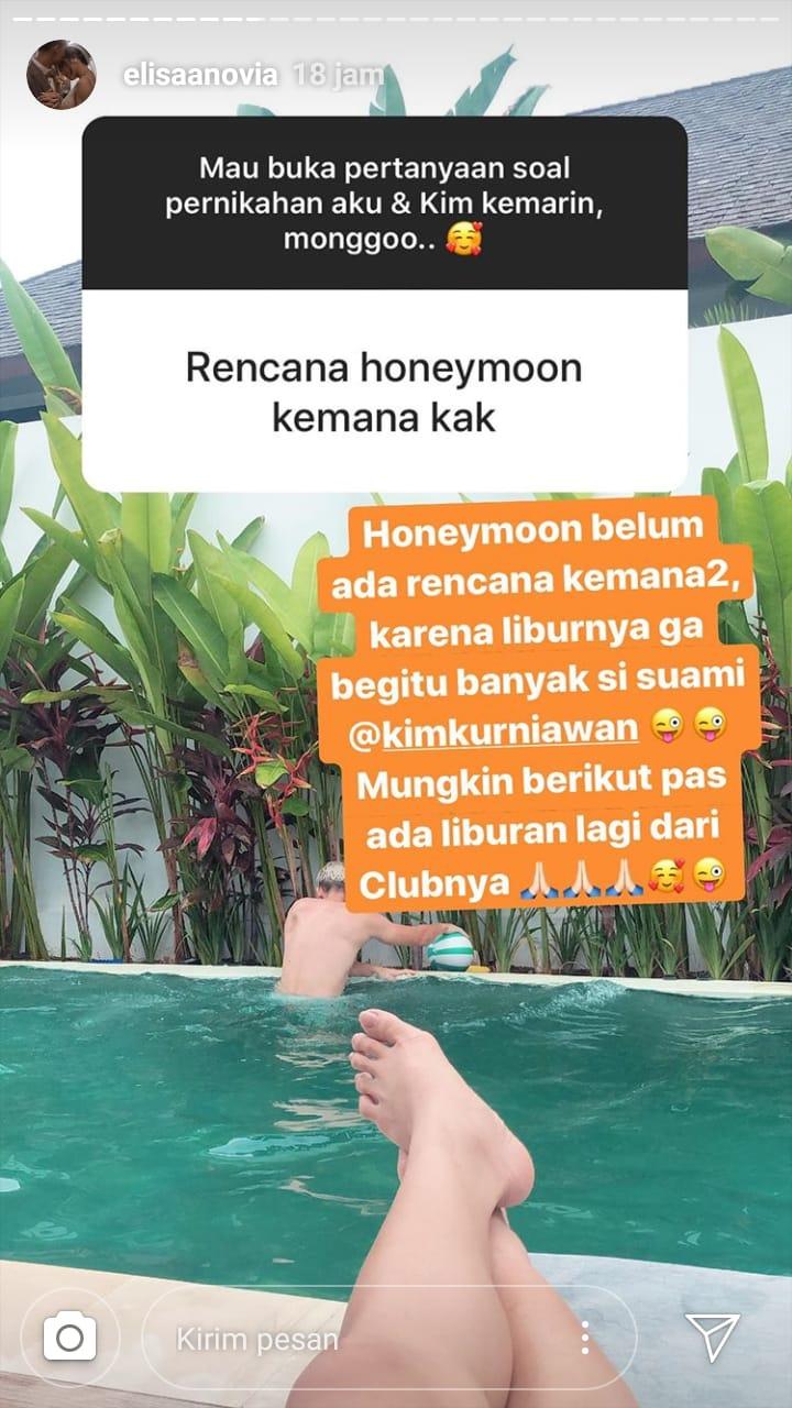 Istri Kim Jeffrey Kurniawan, Elisabeth Novia Makalew, membagikan kabar penundaan honeymoon karena kesibukan suaminya yang pemain Persib Bandung. Copyright: Instagram/@elisaanovia